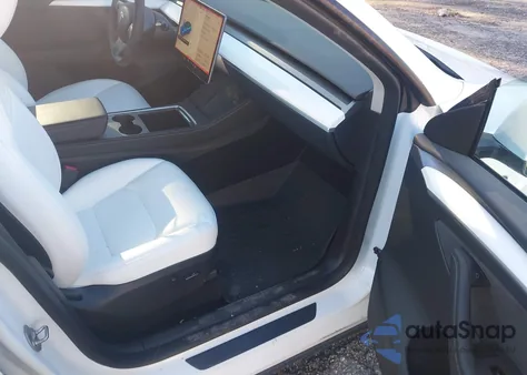 2024 Tesla Model Y Long Range Dual Motor All-Wheel Drive/Rwd z USA, uszkodzony, nr VIN 7SAYGDED2RF010631